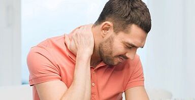 Nackenschmerzen bei einem Mann mit zervikaler Osteochondrose