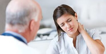 ein Patient mit zervikaler Osteochondrose nach einem Arzttermin