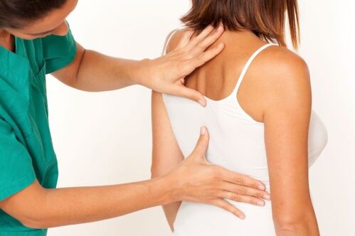 Der Arzt untersucht den Rücken mit Osteochondrose der Wirbelsäule