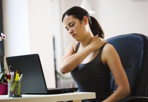 Sitzende Arbeit führt zu Schmerzen zwischen den Schulterblättern