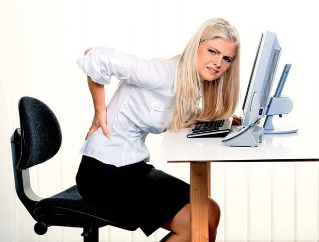 Das Mädchen hat Rückenschmerzen